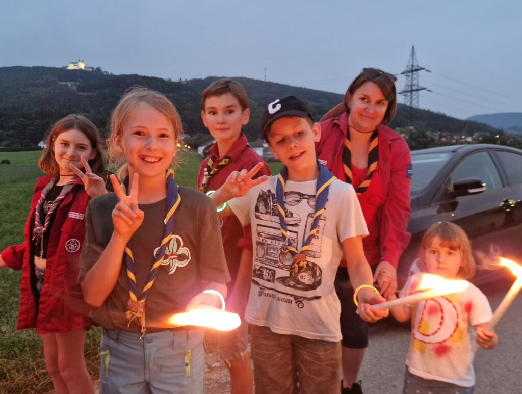 Der Fackelzug ist ein besonderes Erlebnis für die Pfadfinderkinder. V.l.n.r.: Sophie Ernst, Laura Bachner, Valentin Lichtenschopf, Nico Pokorny und Stefanie Lichtenschopf mit Dorothea