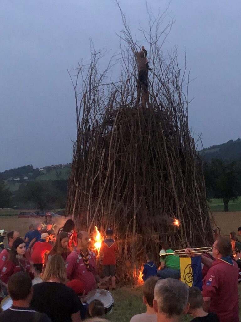 Spannung herrschte beim Entzünden des Sonnwendfeuers. 