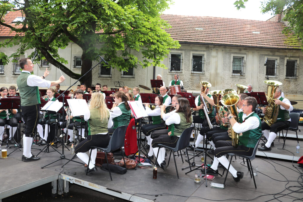 Die Trachtenmusikkapelle St. Leonhard/Walde beim musizieren