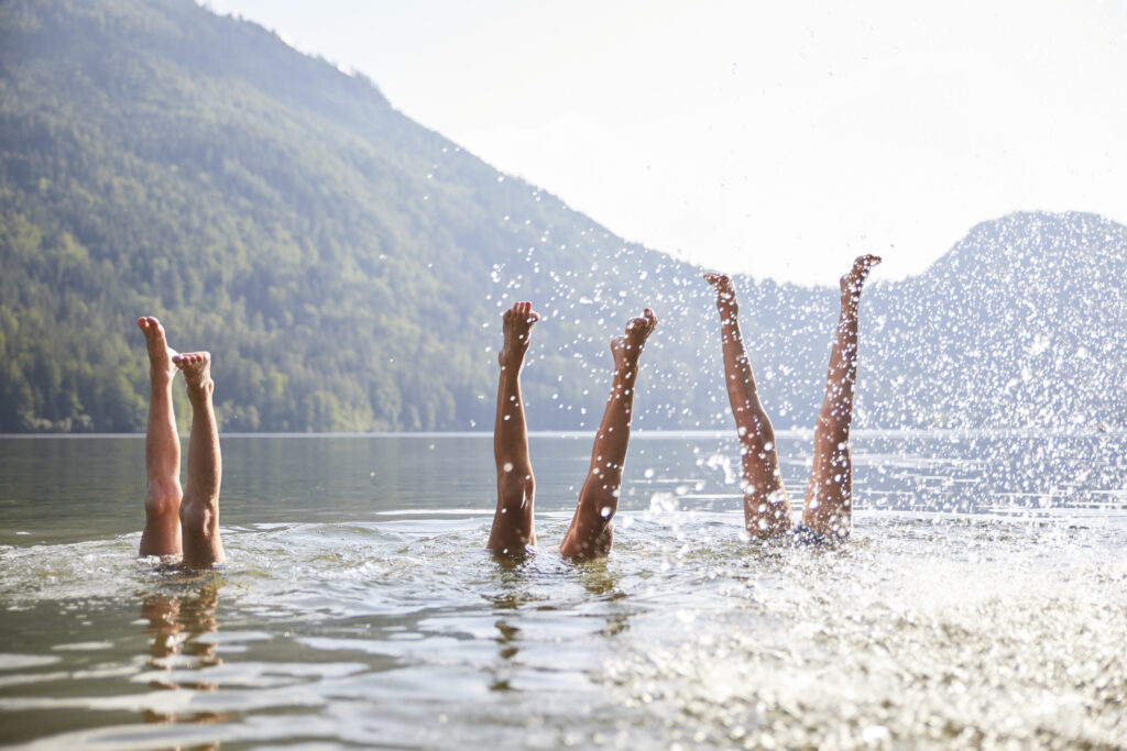 Personen schwimmen im Lunzer See