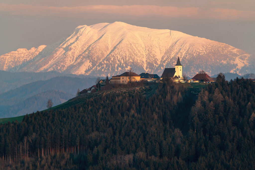 Ein Bild von Windhag mit dem Ötscher im Hintergrund