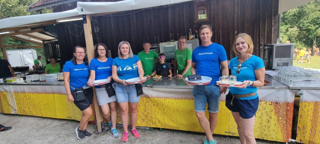 Servierhelfer beim Naturbadfest