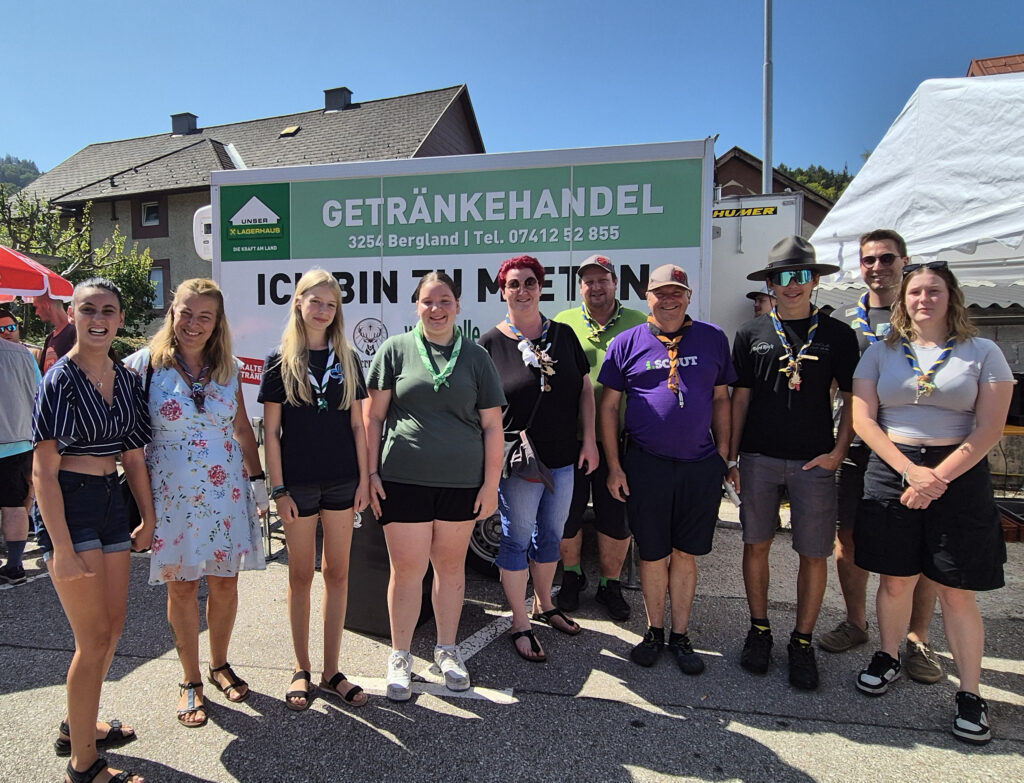 Einige Personen stehen auf einer Asphaltstraße nebeneinander