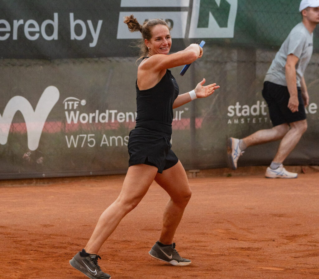 Frau die Tennis spielt