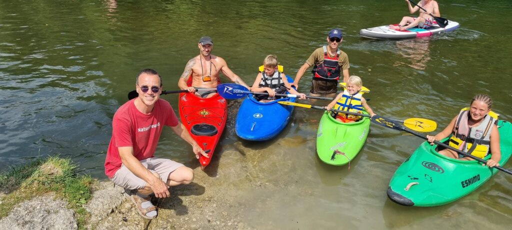 Leute im Kajak am Fluss