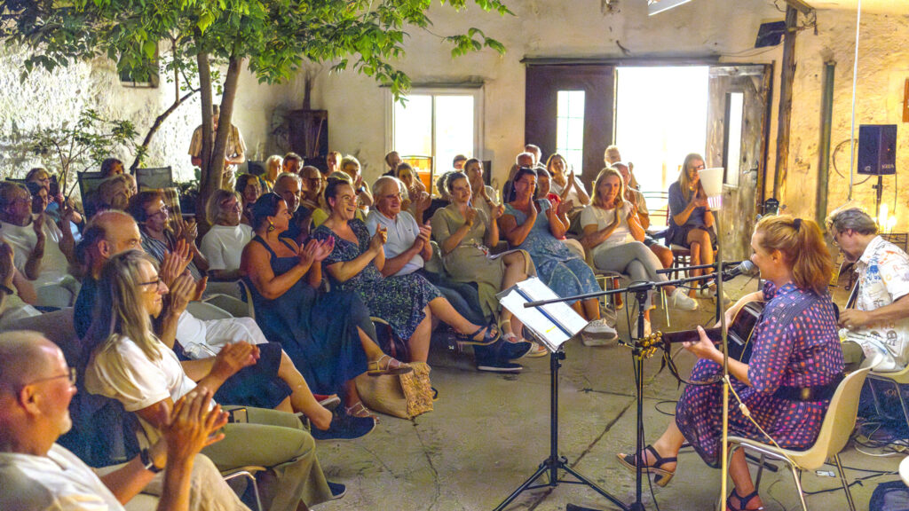 Publikum dass einem Konzert zuhört