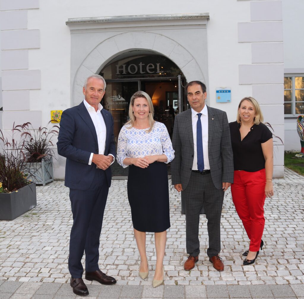 Rotary-Vortragsmeister Walter Übelacker, Präsident Alfred Schaufler und Rotary-Sekretärin Barbara Eibenberger (v. l.) hießen Bundesministerin Susanne Raab (2. v. l.) im Schlosshotel an der Eisenstraße zum Vortrag herzlich willkommen.