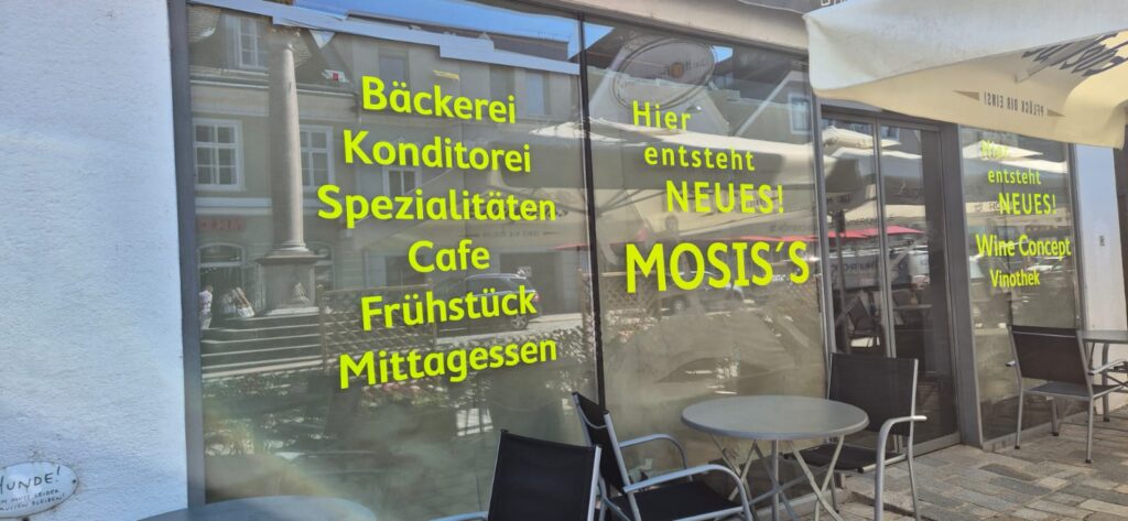 Geschäftsauslage mit gelber Schrift